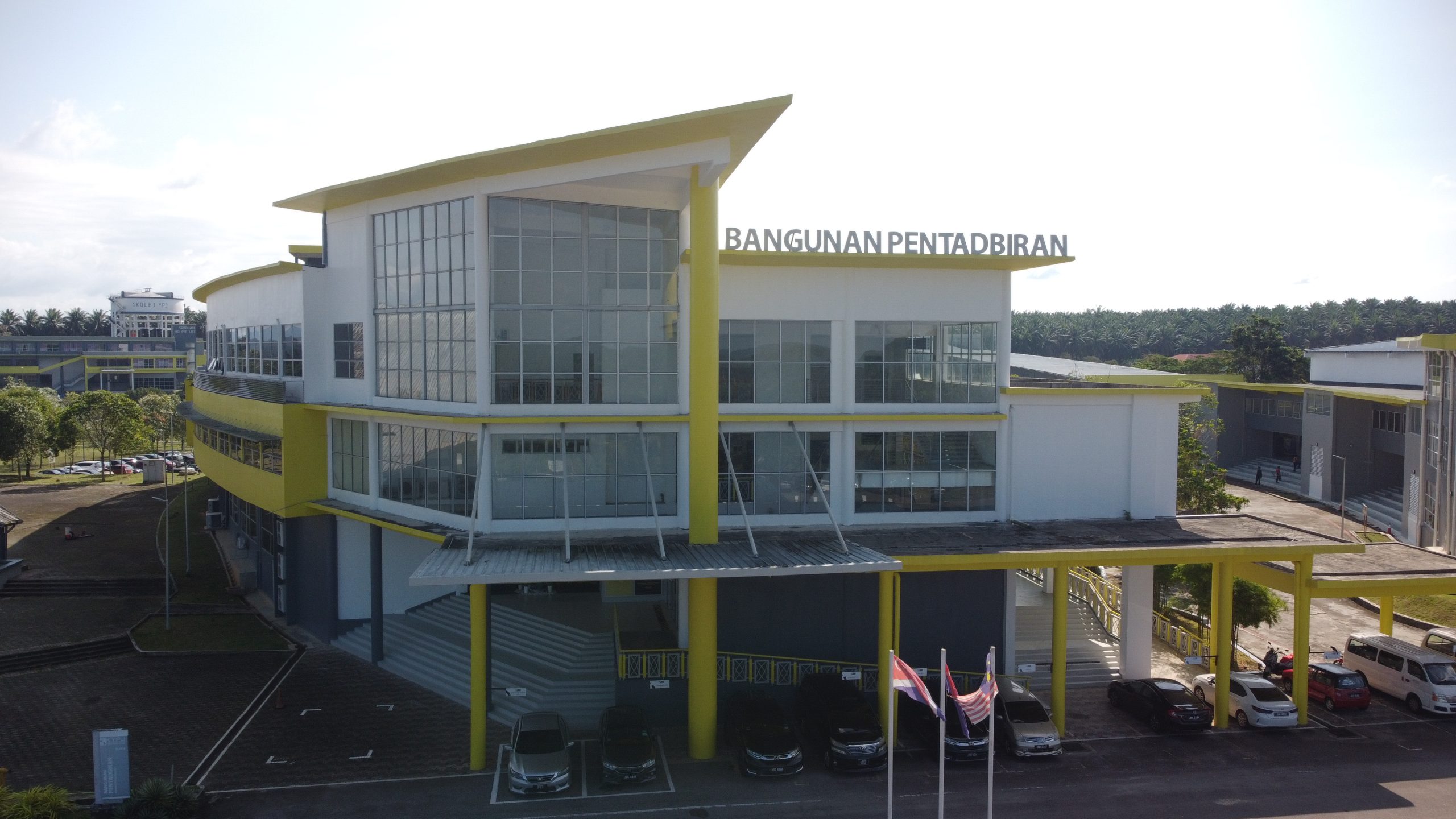 Pintu hadapan Kolej Yayasan Pelajaran Johor